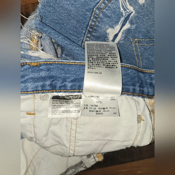 Levi's 501 Mid-Rise Distressed Cutoff Denim Shorts, Size W31 - Picture 5 of 6